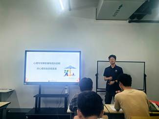 人们在电视前 AI 生成的内容可能不正确。