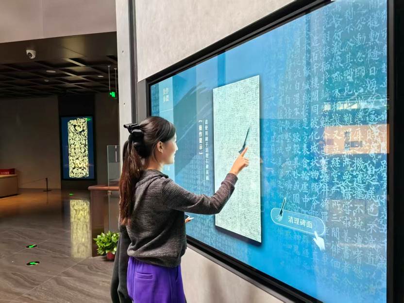 人站在电视前低可信度描述已自动生成